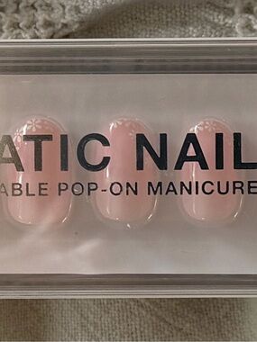 Static Nails Daisy Edged Pink Press-On Nails with Subtle Floral Accent